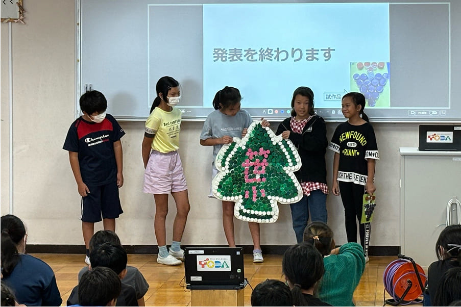 美術館のような学校をめざしキャップアートを制作